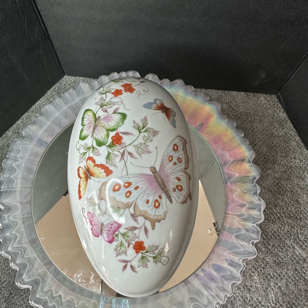 Vintage 1974 Avon "Butterfly Fantasy" fine porcelain treasure egg trinket box - Picture 3 of 8